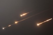四柱排盘伊朗以导弹齐射回应以色列的大规模袭击
