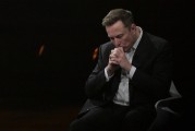 四柱排盘特斯拉股价收涨超3%：特朗普无意沟通，马斯克父亲劝儿子低头