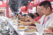 四柱排盘“嗦粉”经济火热 中国多地“食力”出圈